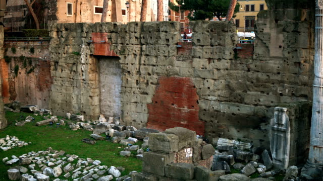 Roman-Forum-Zentrum-stellt-Bezirk-von-Tempeln,-Basiliken-und-lebendige-öffentliche-Räume-in-Rom,-Italien