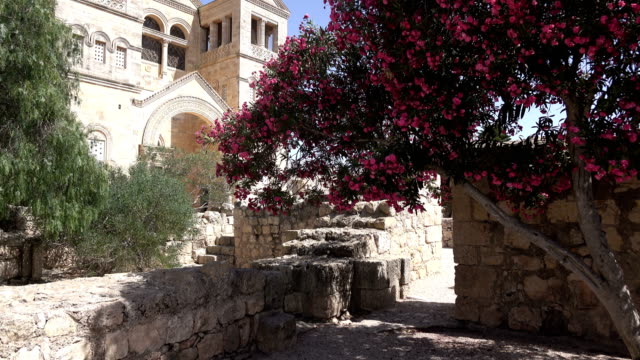 Lenta-Pan-hasta-altura-iglesia-en-Israel