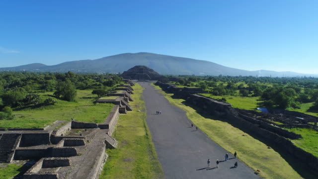 Luftaufnahme-der-Pyramiden-im-alten-mesoamerikanischen-Stadt-Teotihuacan,-Pyramide-des-Mondes,-Tal-von-Mexiko-über-Mittelamerika,-4-k-UHD
