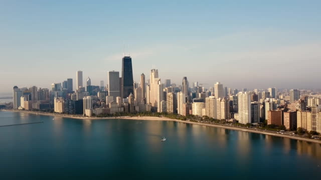 Luftaufnahme-von-Chicago,-USA-am-Ufer-des-Lake-Michigan-in-der-Liste.-Boot-fahren-in-der-Nähe-der-Innenstadt