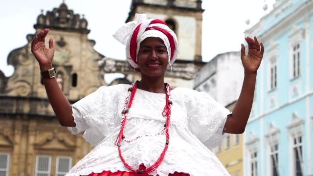 Mujer-brasileña---\"Baiana\"-Dancing