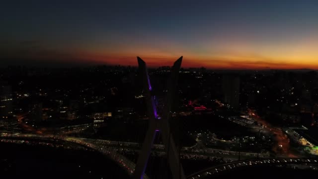 Aéreos-ver-de-Marginal-Pinheiros-y-Puente-Estaiada-por-la-noche-en-Sao-Paulo,-Brasil