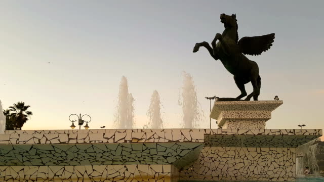 Korinth,-Griechenland,-5.-Oktober-2017.-Statue-von-Pegasus-in-Korinth-gegen-den-Brunnen.