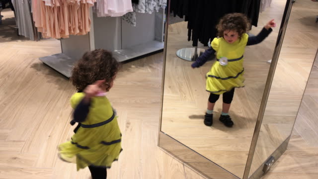 Kleines-Mädchen-tanzen-vor-einem-Spiegel