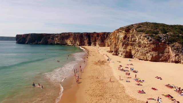 Menschen-ruhen-auf-einem-schönen-Sandstrand-in-Portugal,-Praia-do-Beliche,-Sagres,-Luftbild