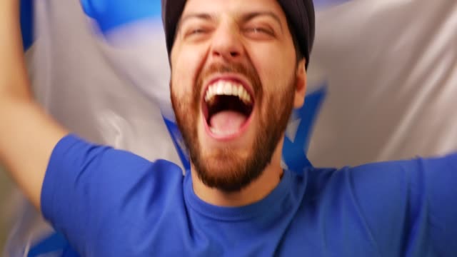 Israel-Fan-mit-israelische-Flagge-zu-feiern
