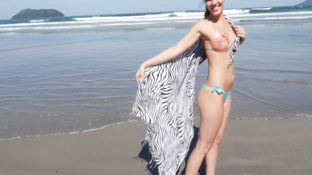 Mujer-brasileña-relajante-en-la-playa