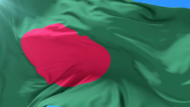 Bandera-de-Bangladesh-ondeando-al-viento-en-lento-con-cielo-azul,-lazo