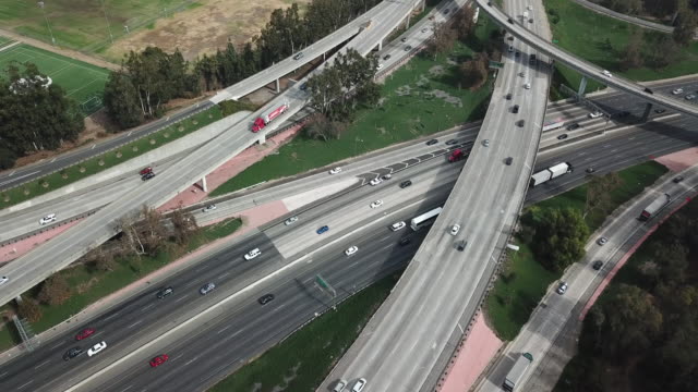 Luftaufnahme-von-einer-Autobahn-5-Kreuzung-in-Los-Angeles