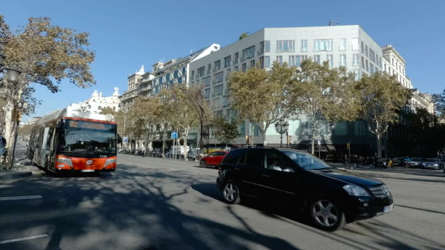 Barcelona,-Spanien.-November-2017:-Verkehr-in-belebten-Straße-Passeig-de-Gracia.