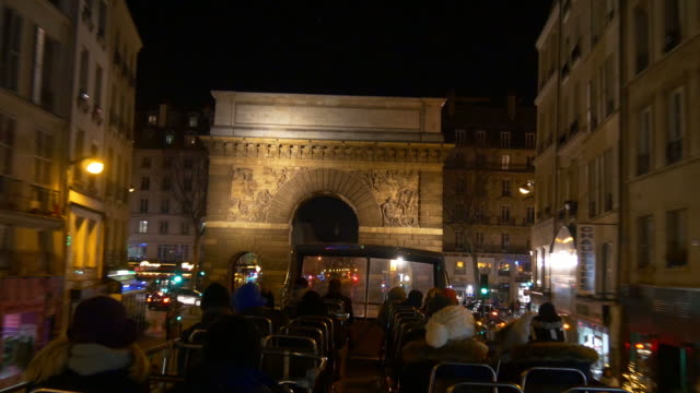 iluminación-de-tiempo-noche-Francia-París-Double-Decker-bus-ride-tráfico-calle-panorama-4k