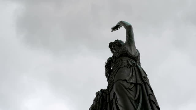 Bavaria-Statue-gegen-den-Himmel-auf-dem-Oktoberfest-Festival.-Bayern,-Deutschland