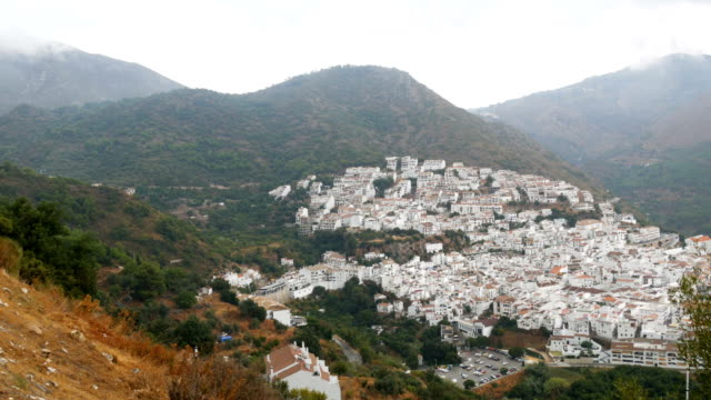 Atemberaubende-Schönheit-der-weißen-Dörfer-Andalusiens-in-Spanien.-Viele-weiße-Häuser-sind-hoch-in-den-Bergen,-Panoramablick