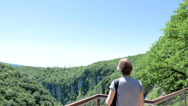 Junge-Frau-geht-auf-die-Aussichtsplattform.-Okatse-Canyon-in-der-Nähe-von-Kutaissi,-Georgien