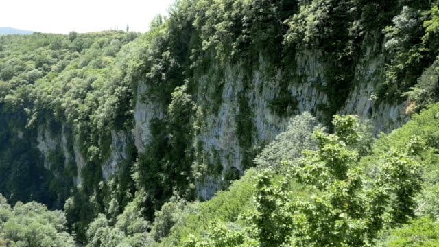 Blick-auf-den-Felsen-von-der-tiefen-Schlucht.-Okatse-Canyon-in-der-Nähe-von-Kutaissi,-Georgien