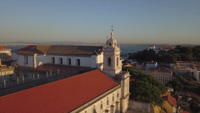 Portugal-Sonnenuntergangszeit-Lissabon-Stadt-Burg-Luftbild-Panorama-4k