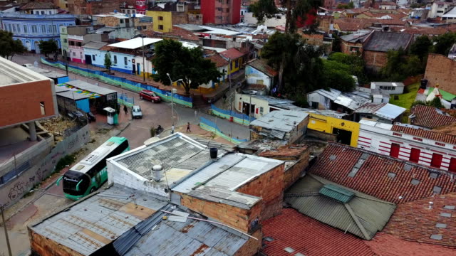 Antenne/Drohne-Blick-auf-Straßen-von-Bogotá,-Kolumbien-1