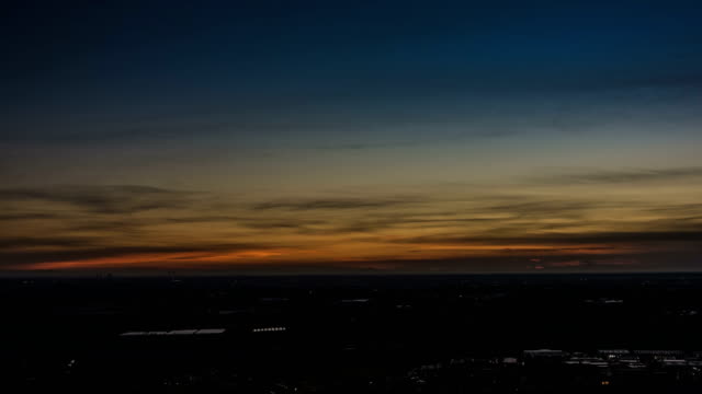 Zeitraffer-der-Stadt-Mailand-und-Po-Tal,-Italien-bei-Sonnenaufgang.-Luftbild
