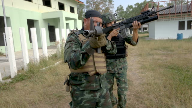 Kader-von-ausgestattet-und-bewaffnete-Soldaten-zur-anzugreifen-und-zu-eliminieren-Terror-Ziele-in-den-zerstörten-Gebäuden-Bereich-voranzubringen.
