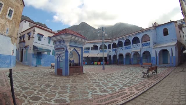 Plaza-con-fuente-pública-en-el-pueblo-de-Chefchaouen-en-Marruecos