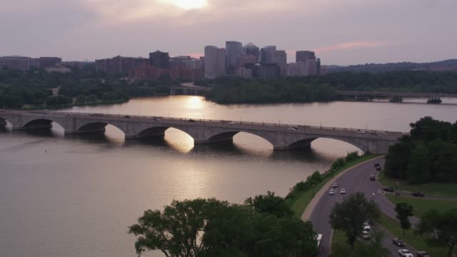 Fliegen-über-dem-Potomac-River-und-Arlington-Memorial-Bridge-bei-Sonnenuntergang.