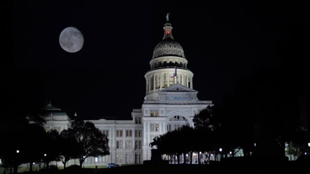 Nachtansicht-Seite-Winkel-der-Texas-State-Capitol-Dome-in-Austin
