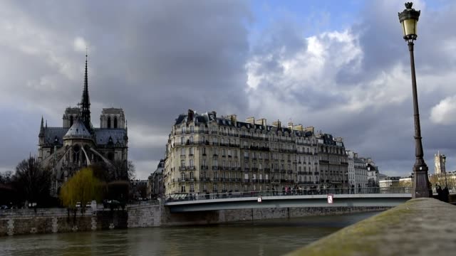 París,-Francia,-febrero-de-2018:-las-inundaciones-del-Sena,-París-Francia.-Las-inundaciones-de-invierno-de-París.