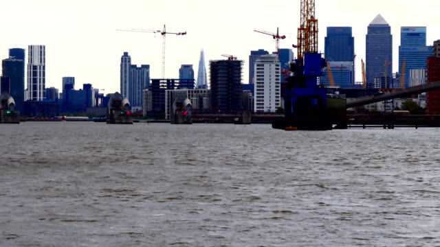 Great-Thames-barrier-and-London-city