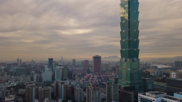 bewölkten-Sonnenuntergang-Taipei-Stadt-berühmten-Turm-Luftaufnahmen-Stadtbild-Panorama-4k-Taiwan