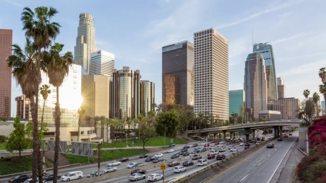 Schöne-Innenstadt-von-Los-Angeles-Skyline-und-Freeway-Tag-zu-Nacht-Sonnenuntergang-Timelapse