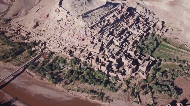 Vista-aérea-superior-en-la-Kasbah-de-Ait-Ben-Haddou,-Marruecos