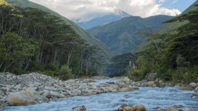 Zeitraffer-des-Flusses-auf-den-Trekking-zum-Machu-Pichu