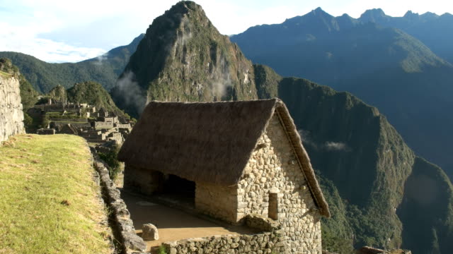 Erhöhte-Ansicht-einer-restaurierten-Hütte-in-Machu-Picchu-an-einem-sonnigen-Morgen