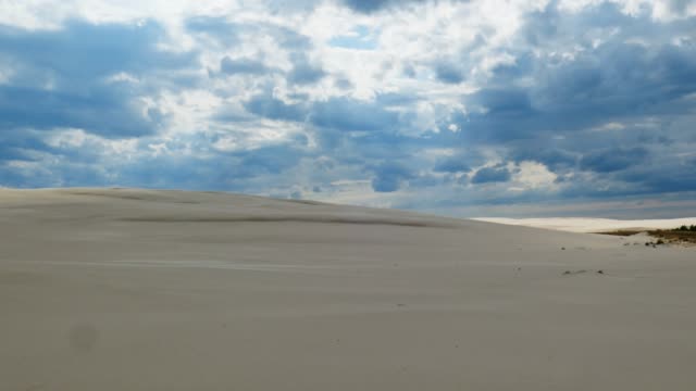 Zeitraffer-von-Sandy-Desert-und-dunkle-Gewitterwolken
