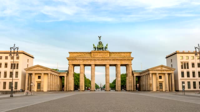 Berlín-ciudad-horizonte-timelapse-en-la-puerta-de-Brandenburgo-(Brandenburger-Tor),-lapso-de-tiempo-de-4K-de-Berlín,-Alemania