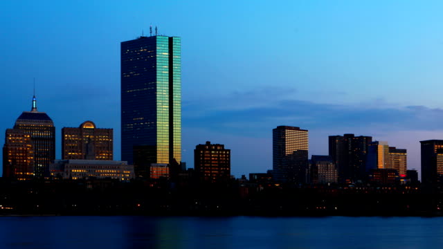 Zeitraffer-vom-Boston-Stadtzentrum-über-den-Hafen-bei-Nacht