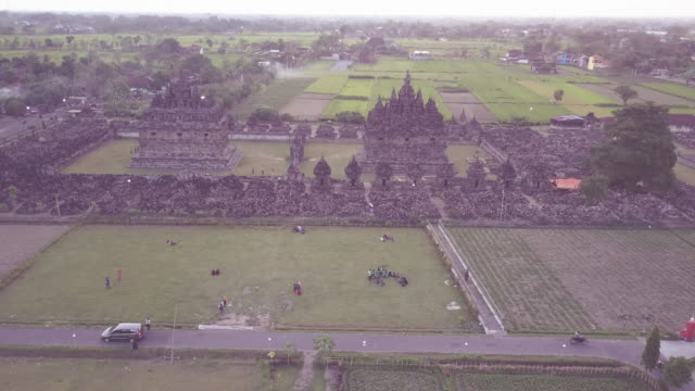 Vista-aérea-del-templo-de-Plaosan,-templos-budistas,-situados-en-la-aldea-de-Bugisan,-Yogyakarta,-Indonesia