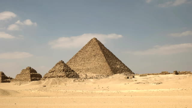 pan-de-ángulo-bajo-de-las-pirámides-de-giza-cerca-del-cairo,-Egipto