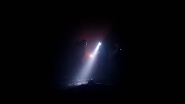 Feuerwehr-während-einer-Rettungsaktion-in-einem-dunklen-Tunnel-mit-Rauch-gefüllt