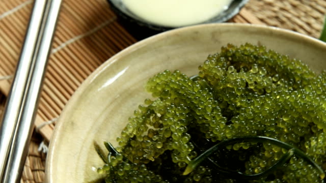 Umi-Budou-Algen-oder-grünen-Kaviar-gesunde-Meeresfrüchte-oder-Meer-Trauben-Algen-auf-Teller,-Caulerpa-Lentillifera---Meer-Trauben-oder-grünen-Kaviar.