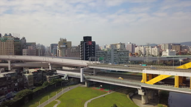 Taiwan-Taipei-Stadt-sonnigen-Tag-Verkehr-Fluss-Brücke-Park-Luftbild-Panorama-4k
