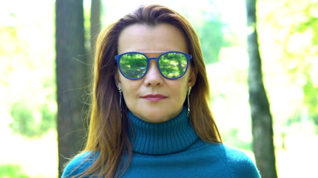 Porträt-einer-jungen-Frau-mit-Sonnenbrille.