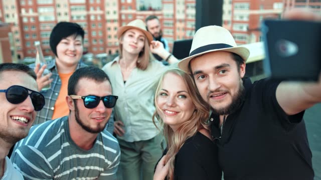 Gruppe-von-glücklichen-Jugendlichen-Selfie-mit-Smartphone-Gesichter-lachen-ziehen-und-genießen