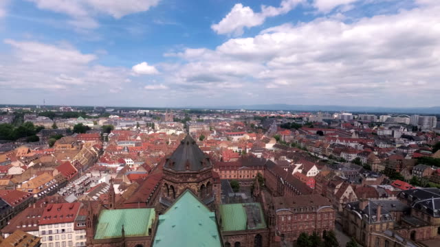 Vista-panorámica-de-la-Catedral-de-la-ciudad-francesa-de-Estrasburgo.-La-cámara-se-mueve-suavemente-desde-el-fondo-hasta-el-cielo.-Lapso-de-tiempo.-Francia