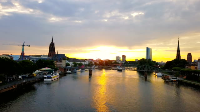Luftaufnahme-der-Stadt-Frankfurt-mit-Fluss-und-Wolkenkratzer-bei-Sonnenaufgang
