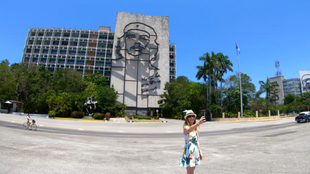 Fidel-Castro-Kuba-Skulptur-in-Revolution-Square-Havanna-Kuba,-Plaza-De-La-Revolución,-Fidel-Castro-Revolutionsplatz,-Ministerium-für-Innenausbau