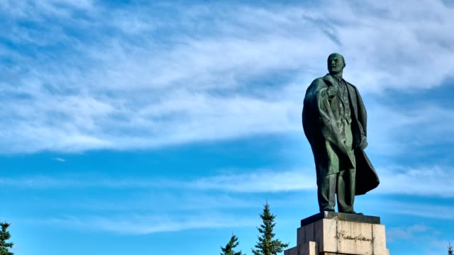 LAPSO-de-tiempo:-Cielo,-nubes-flotan-en-el-cielo-en-el-monumento-de-Vladimir-Lenin.