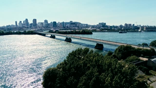 Luftbild-Drohne-Footage-von-Montreal-mit-Brücken-und-Hochhäuser-im-Hintergrund-am-Horizont