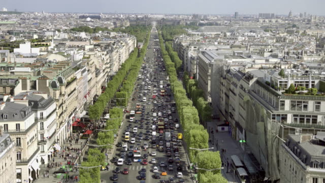 Die-Avenue-des-Champs-Élysées