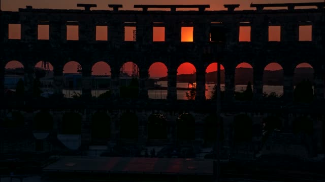 Lapso-de-tiempo-de-puesta-de-sol-en-Pula,-Croacia-con-el-fondo-del-Coliseo.
